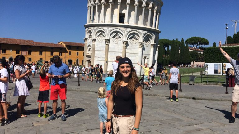 Julia vor dem Schiefen Turm von Pisa