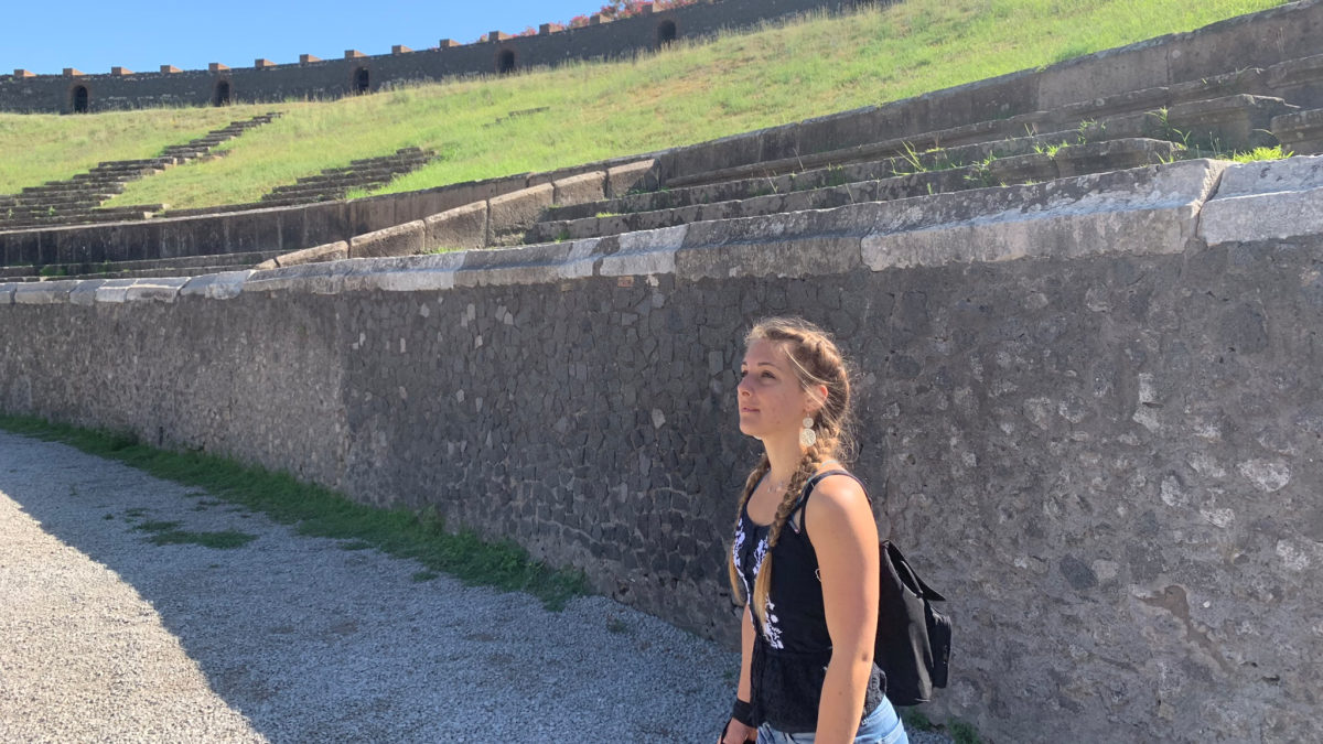 Julia im Amphitheater in Pompeji