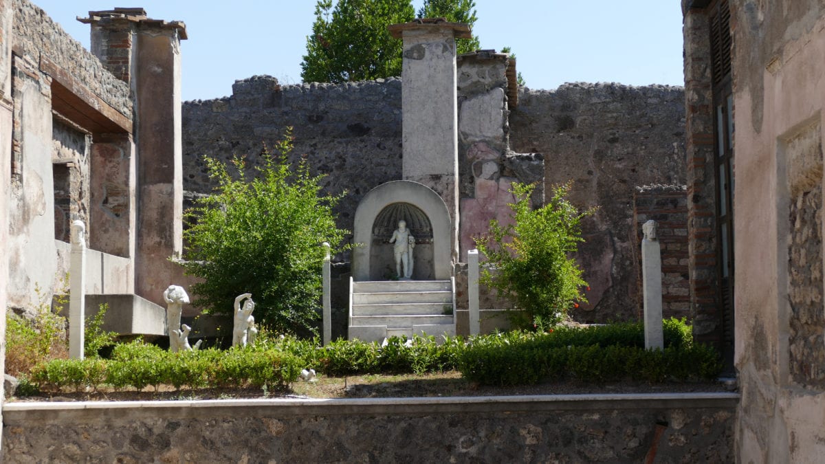 Ein Garten einer Villa in Pompeji mit Tempel