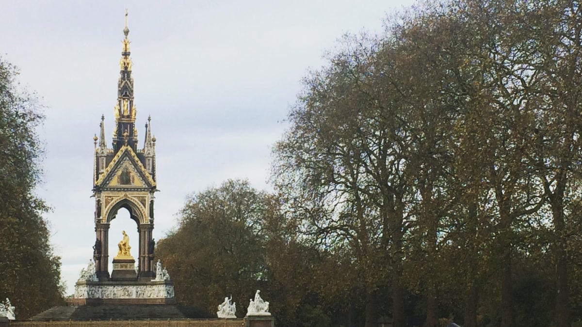 Das gold-schwarze Prince Albert Memorial in London steht in den Kensington Gardens unweit der Royal Albert Hall und erinnert an den Gemahl von Queen Victoria.