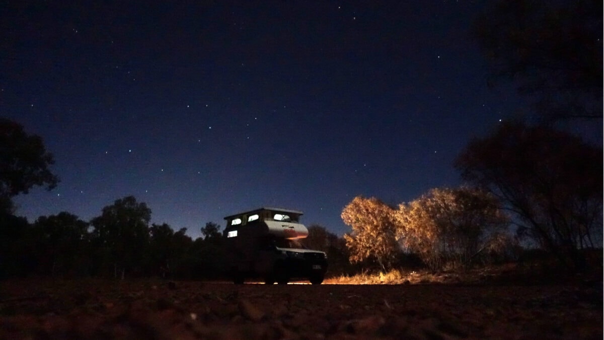 Apollo Campervan unter Sternenhimmel am Tiger Eye Pool