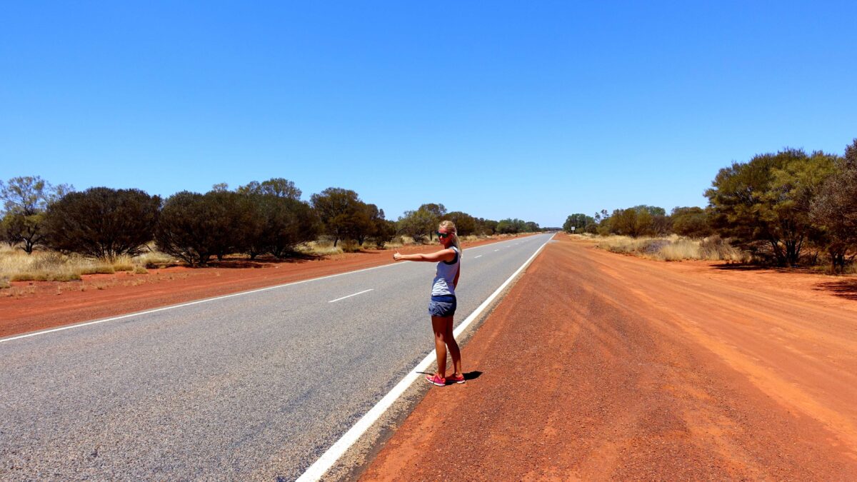 Birte am Straßenrand mitten im Outback von Australien