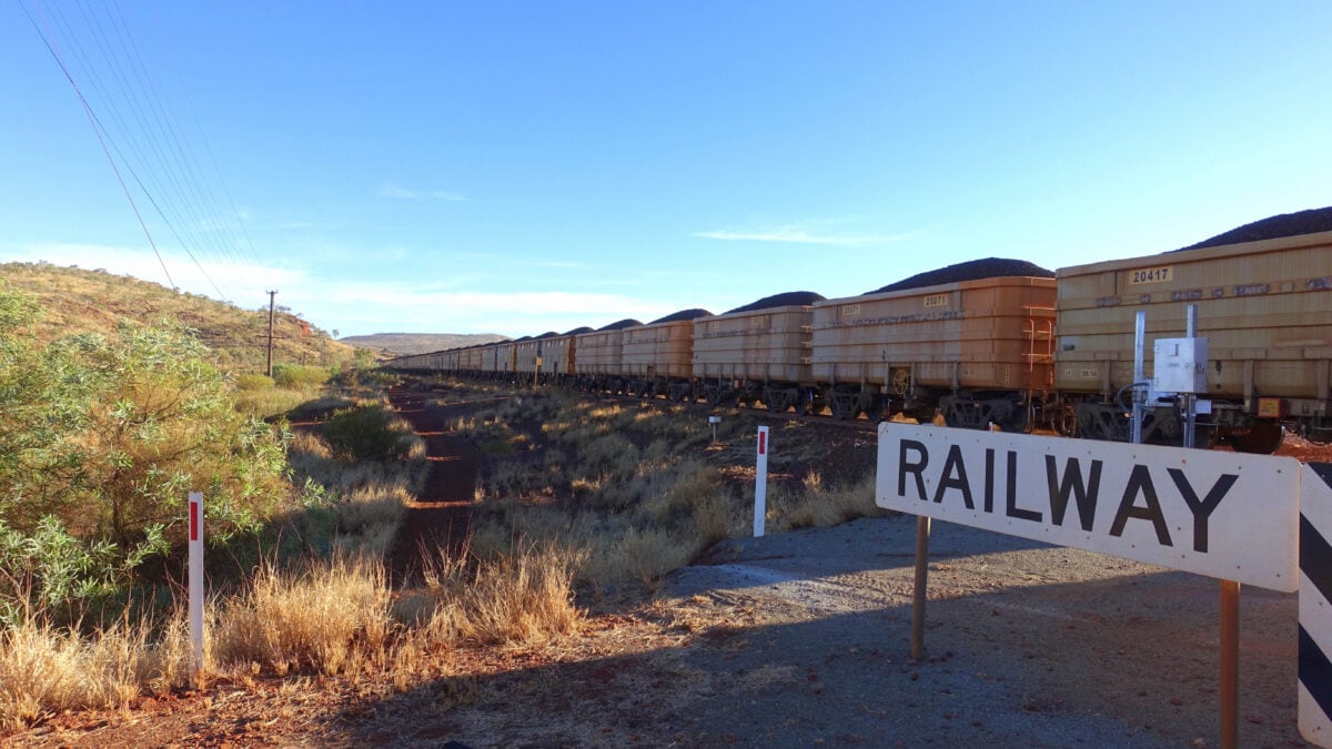 Ein Erzzug in der Region Pilbara in Westaustralien