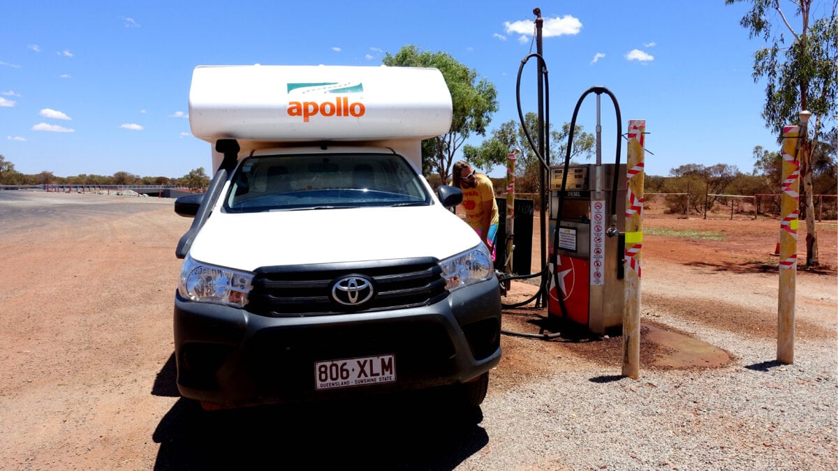 Eine Tankstelle mitten im Outback – hier trifft man sich, wenn man sich trifft