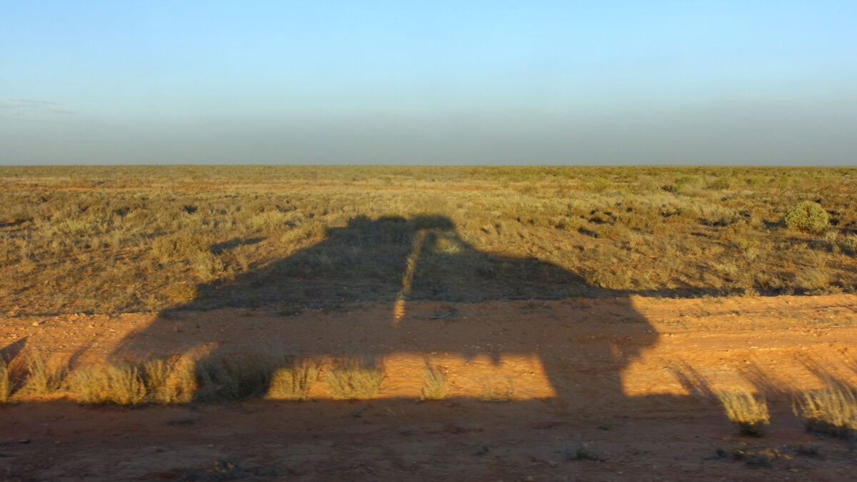 Der Schatten vom Campervan in der untergehenden Sonne vor der westaustralischen Landschaft am North West Cape