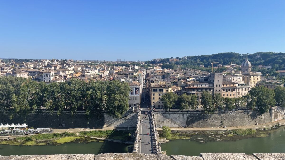 Von der Engelsburg in Rom kann man über die ganze Stadt sehen und auch entlang der Linie der Engelsbrücke