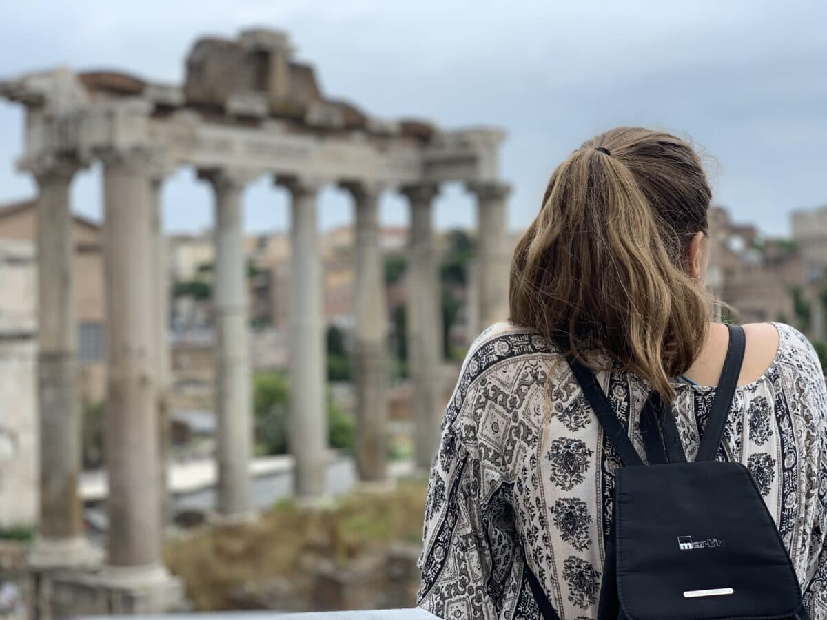 Julia in Rom mit Aussicht auf antike Ausgrabungen