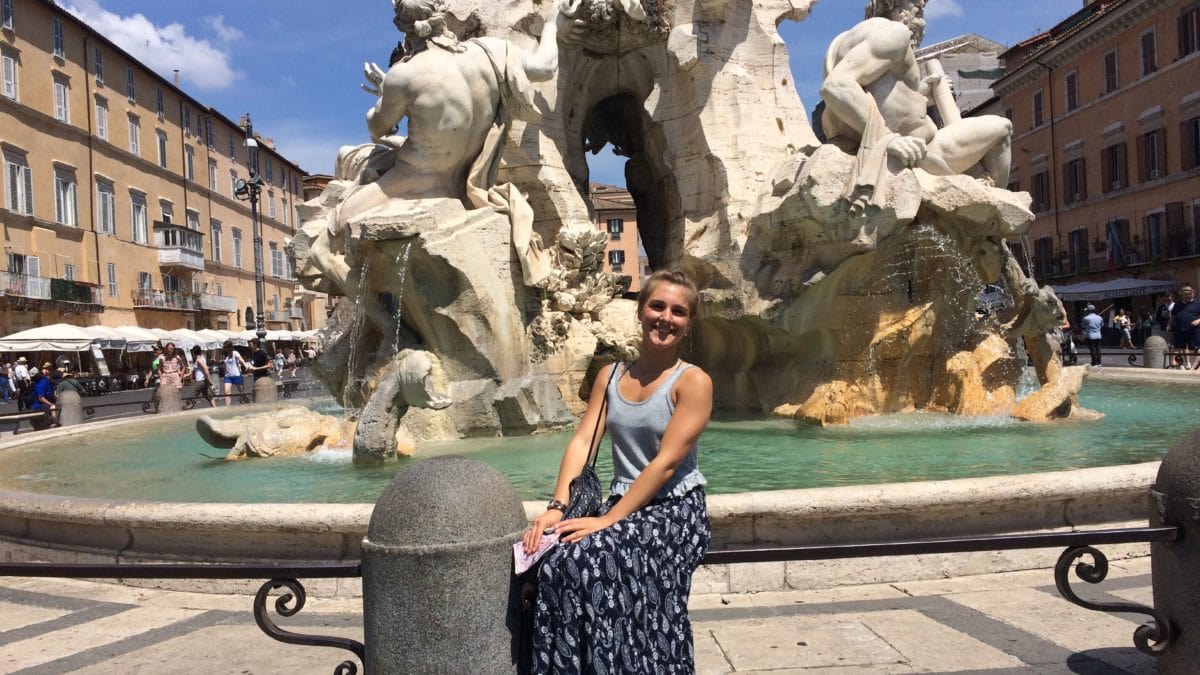 Julia am Brunnen in Rom