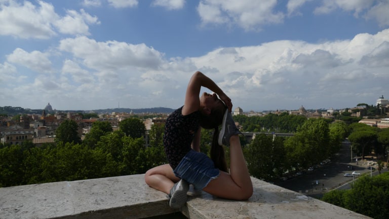 Julia in Yogaposition im Orangengarten in Rom in Italien