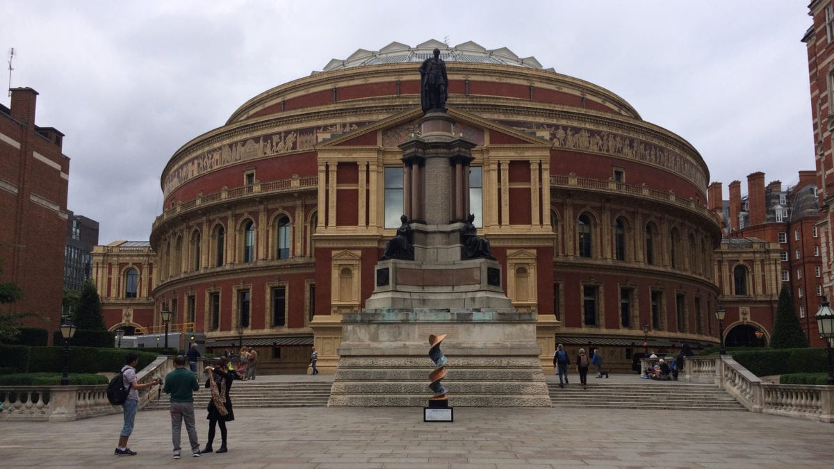 Die Royal Albert Hall in London steht am Kensington Gore auf dem ehemaligen Gelände der Weltausstellung aus dem 19.Jahrhundert. Heute ist die Halle eine weltbekannte Konzerthalle.