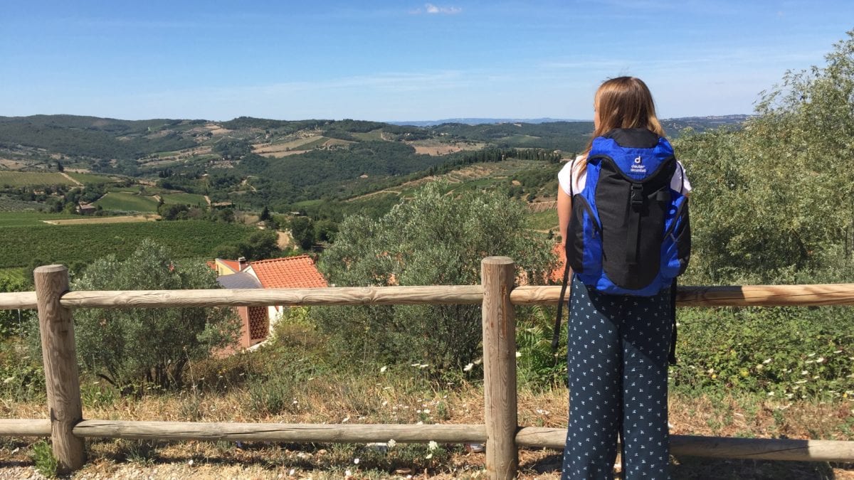 Julia mit Rucksack in Italien