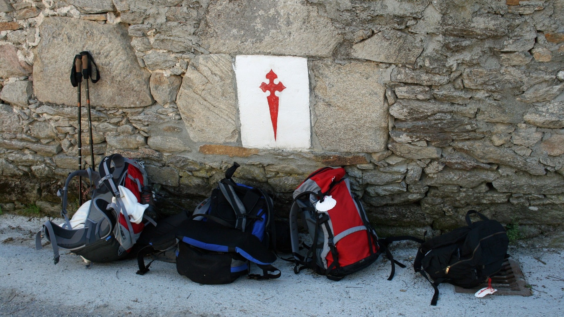 In Lugo treffen wir die Pilgertouristen, die nur mit einem Tagesrucksack und einer Kamera durch die Gegend hüpfen.