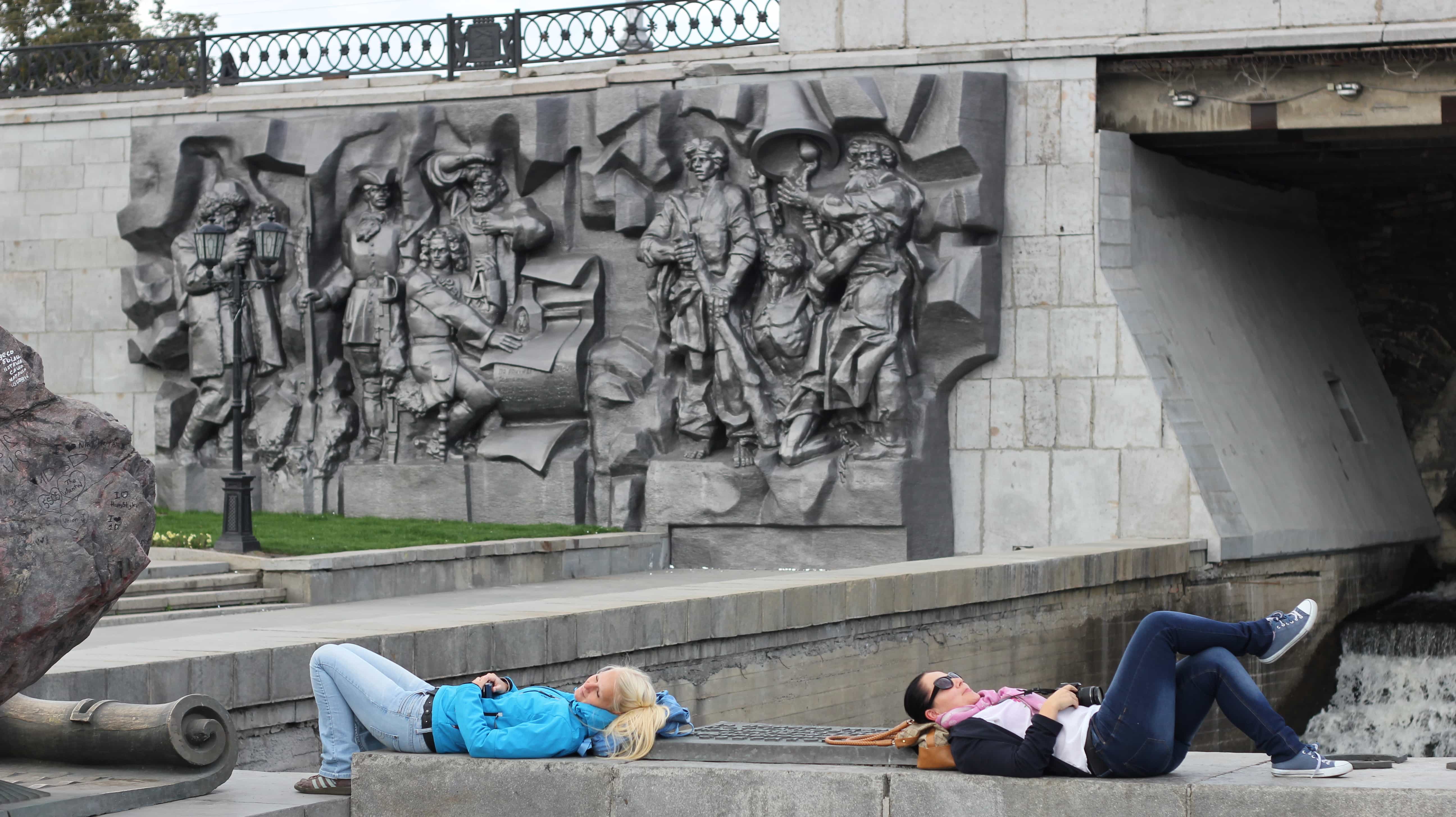 Birte und Maria in Russland beim Nickerchen