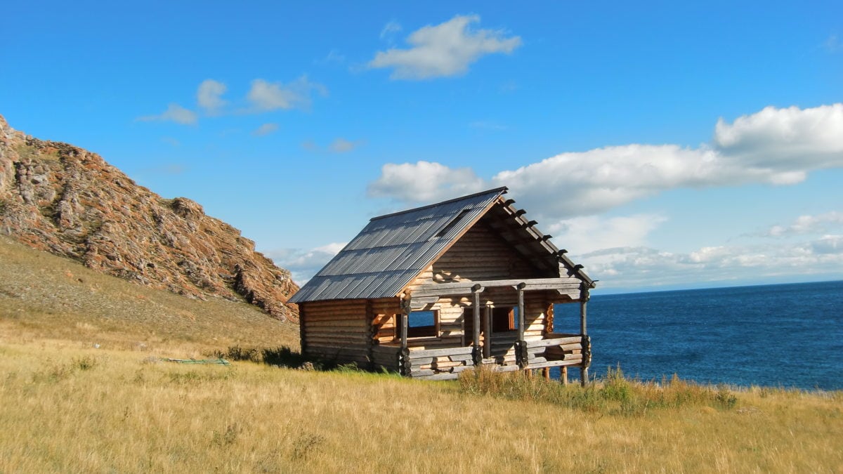 Holzhaus am Hang auf Olkhon Island im Baikalsee in Russland