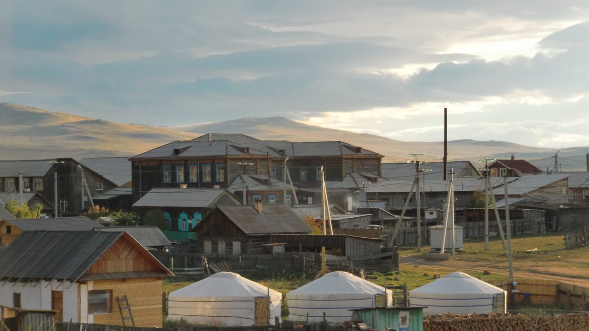 Jurten und Häuser auf Olkhon Island im Baikalsee in Russland