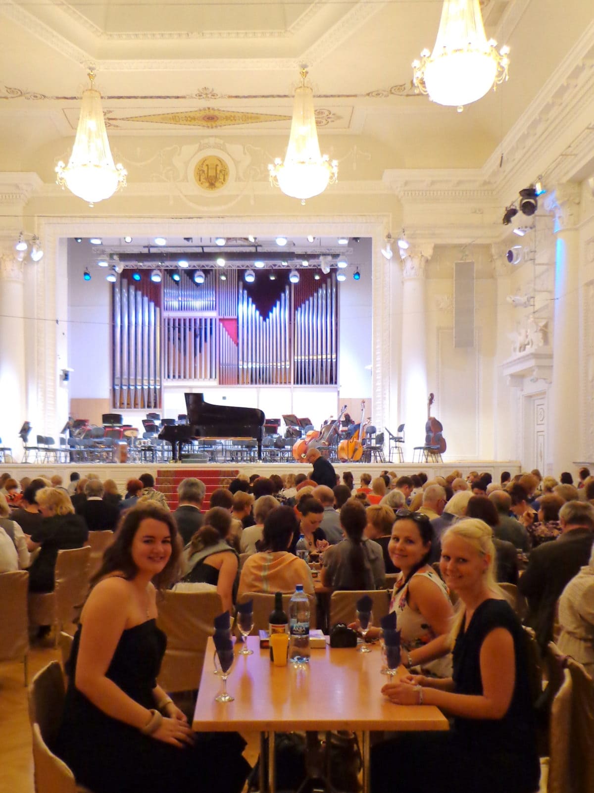 Verena, Maria und Birte beim Philharmonischen Orchester in Jekaterinburg