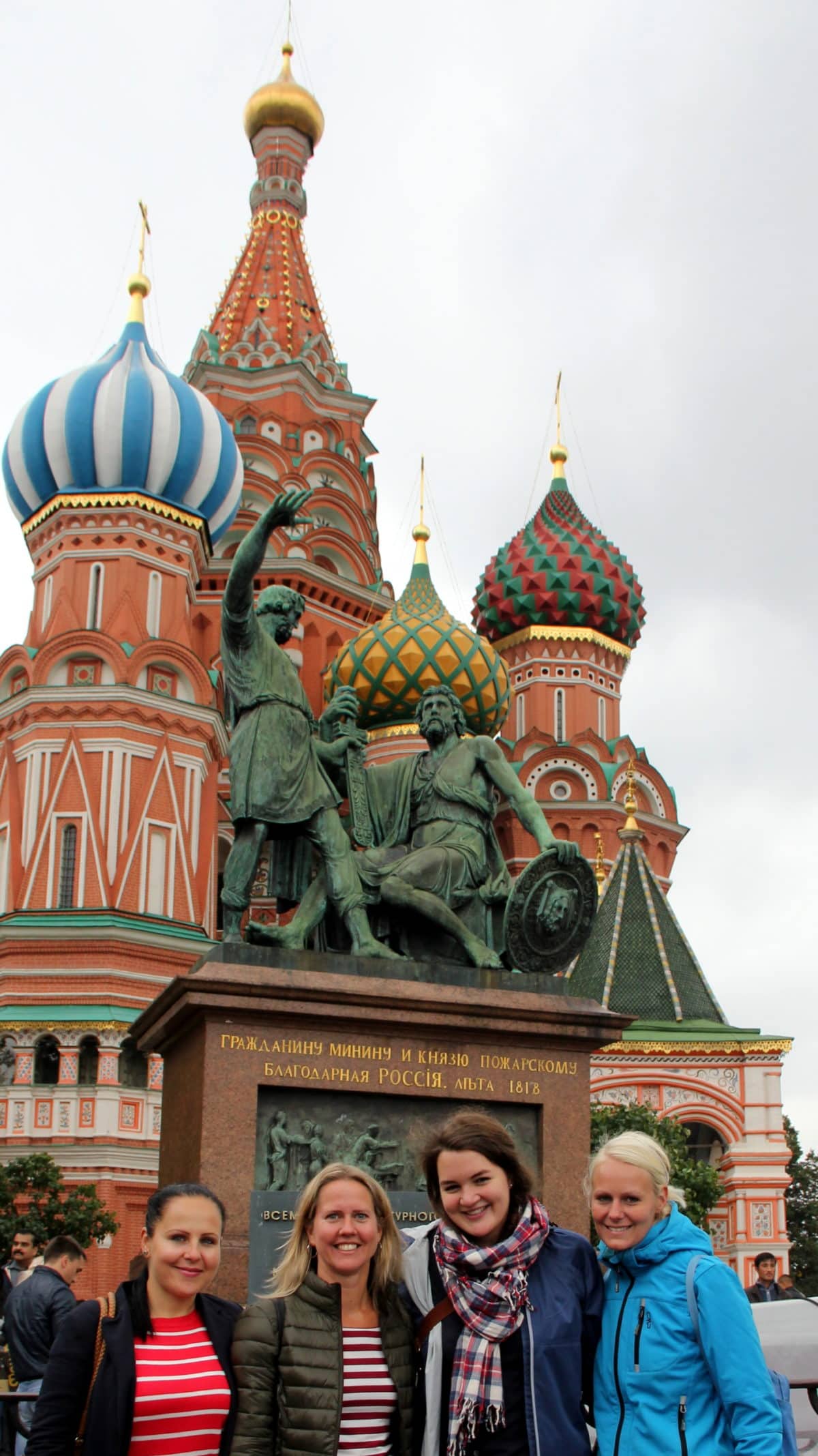 Maria, Marie, Verena und Birte vor der Domkirche in Moskau