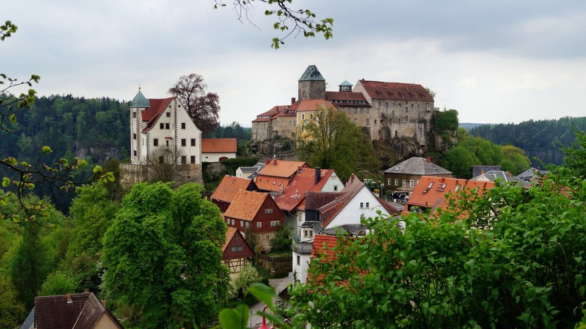 Burg Hohnstein steht in Sachsen in der Sächsischen Schweiz.