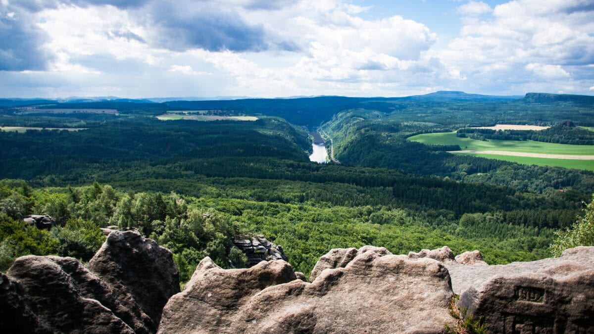 Eine malerische Aussicht über das Elbsandsteingebirge in Sachsen