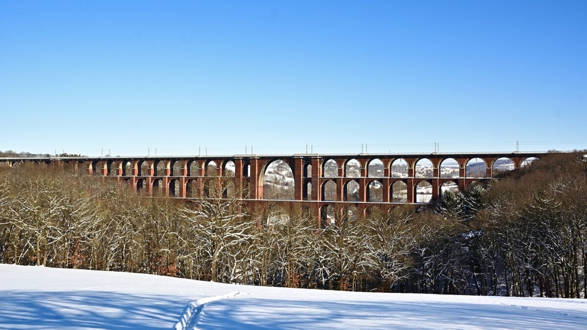 Die Göltzschtalbrücke im Vogtland in Sachsen im Schnee im Winter