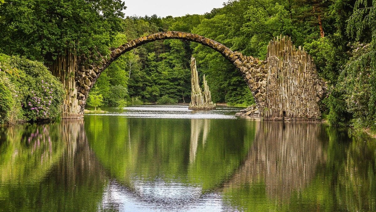 Die Teufelsbrücke in Sachsen über dem Wasser mit Spiegelung