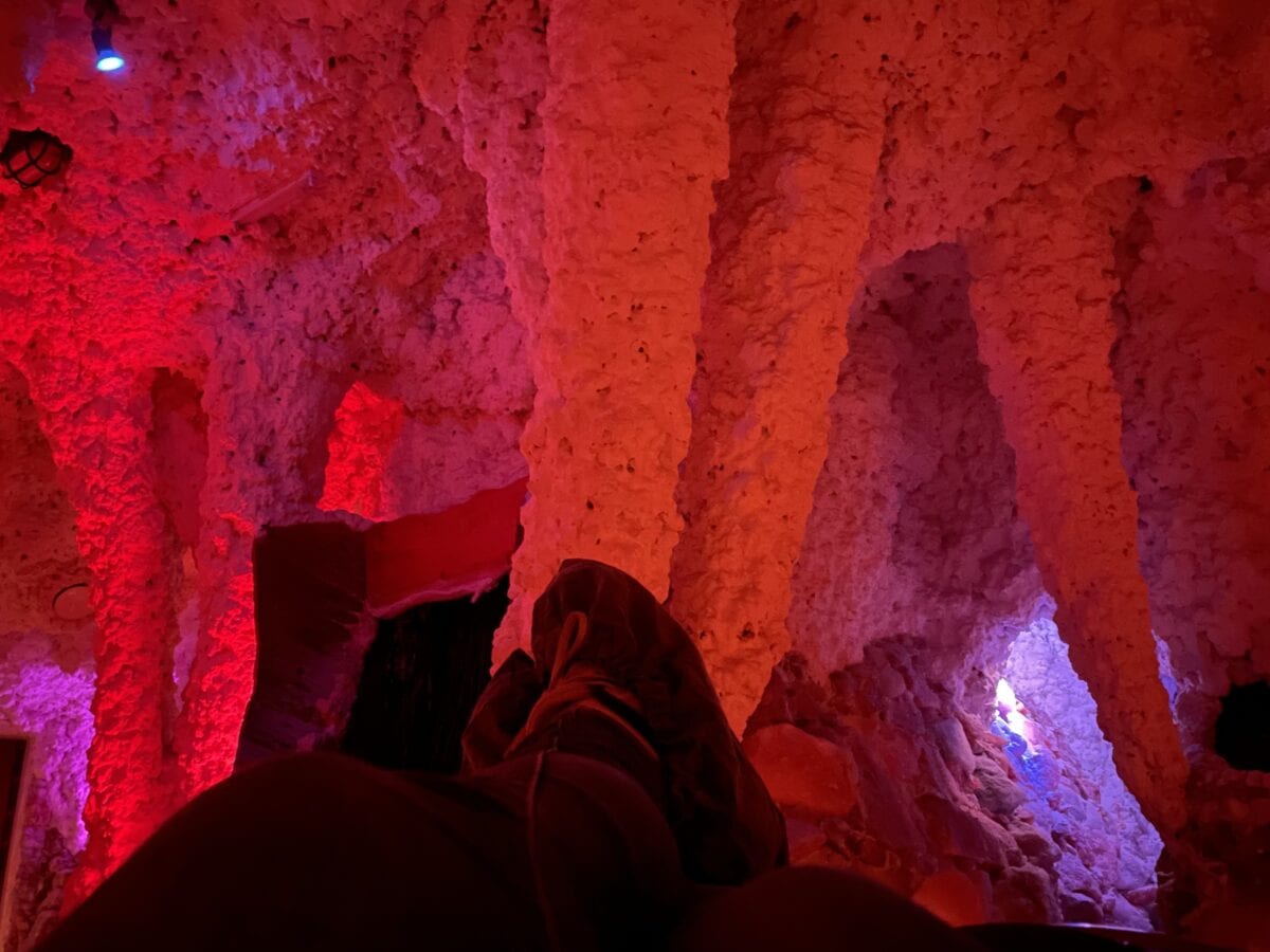 Die Salzgrotte Salzkorn in Wattenbek in dämmrigem Licht