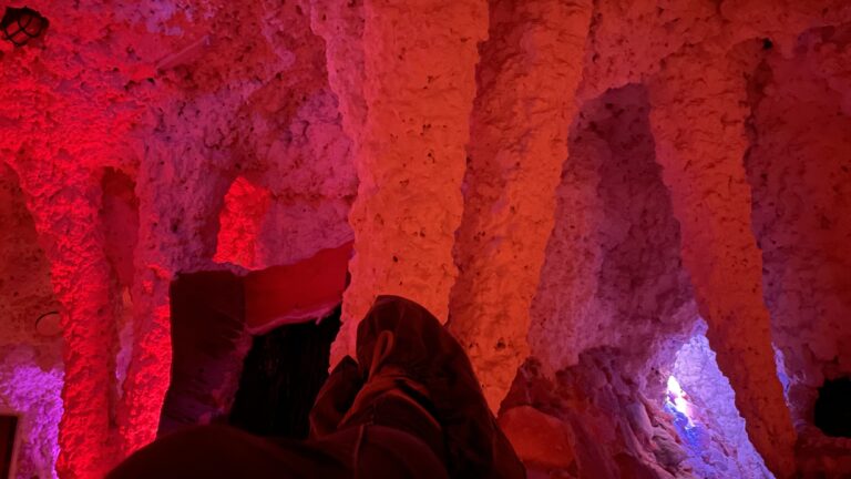 Die Salzgrotte Salzkorn in Wattenbek in dämmrigem Licht