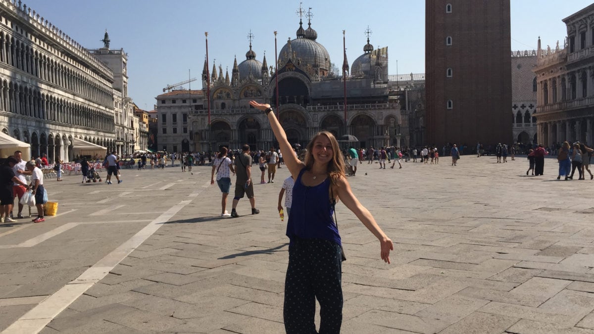 Julia auf dem Markusplatz in Venedig