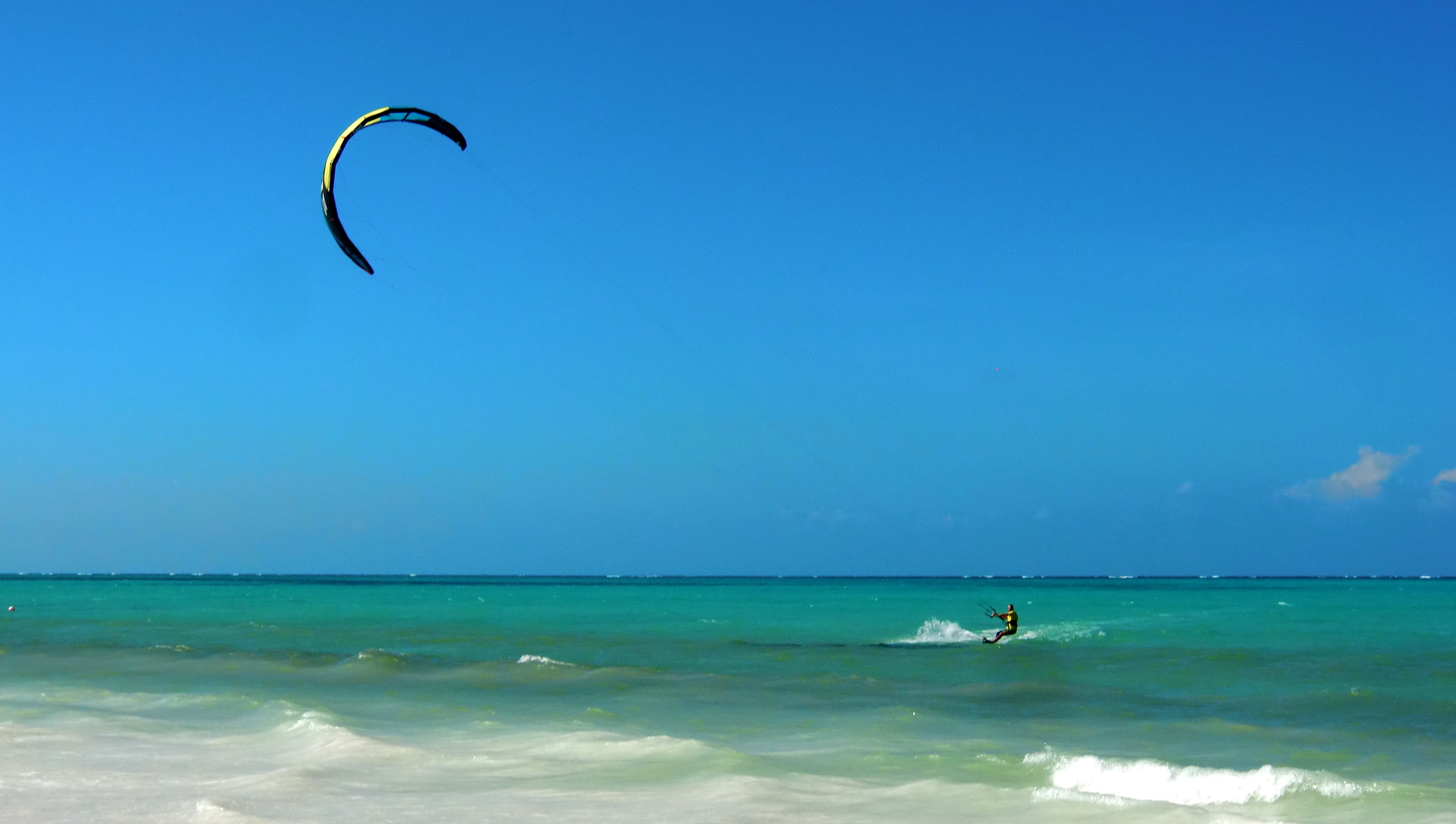 Gunnar beim Kitesurfen auf Sansibar