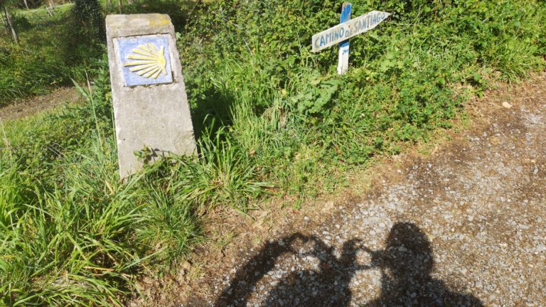 Die Schilder deuten den Weg zum Ziel des Jakobsweges