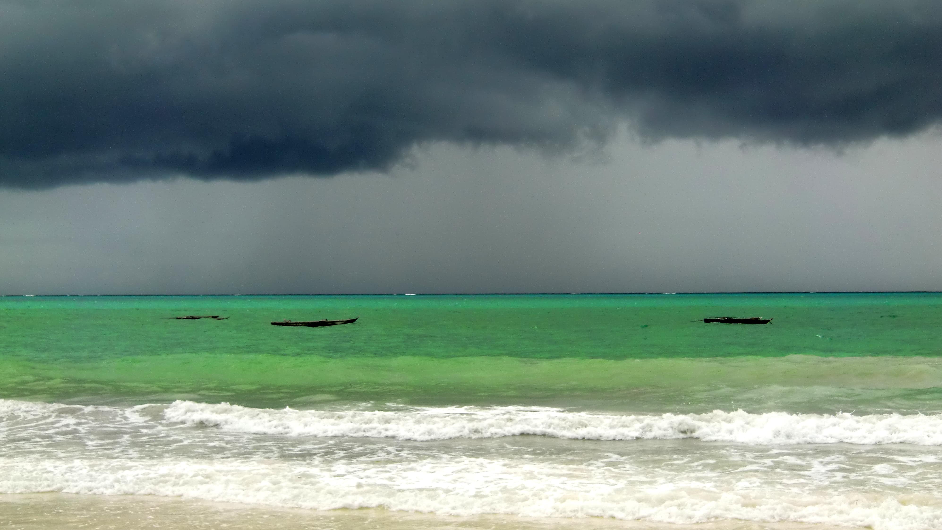 Dunkle Wolken über Sansibar