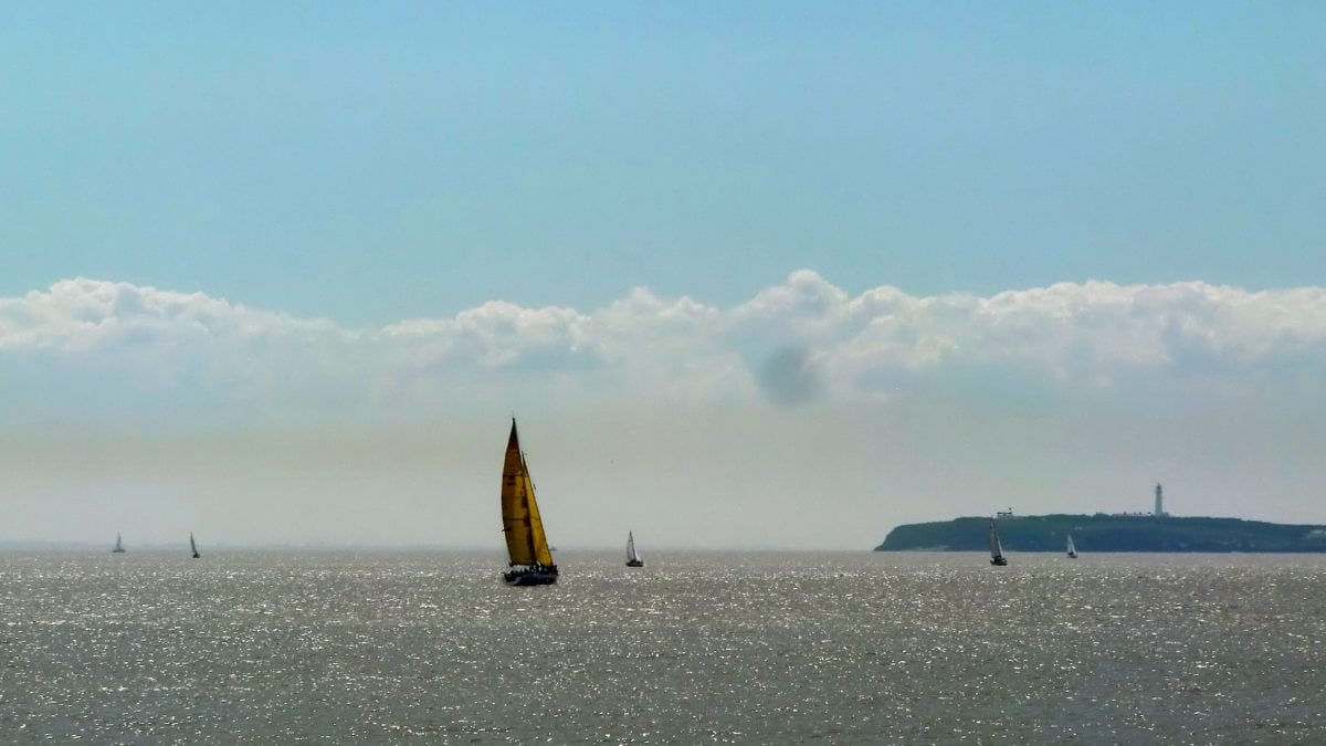 Segelboote fahren vor der Küste von Wales