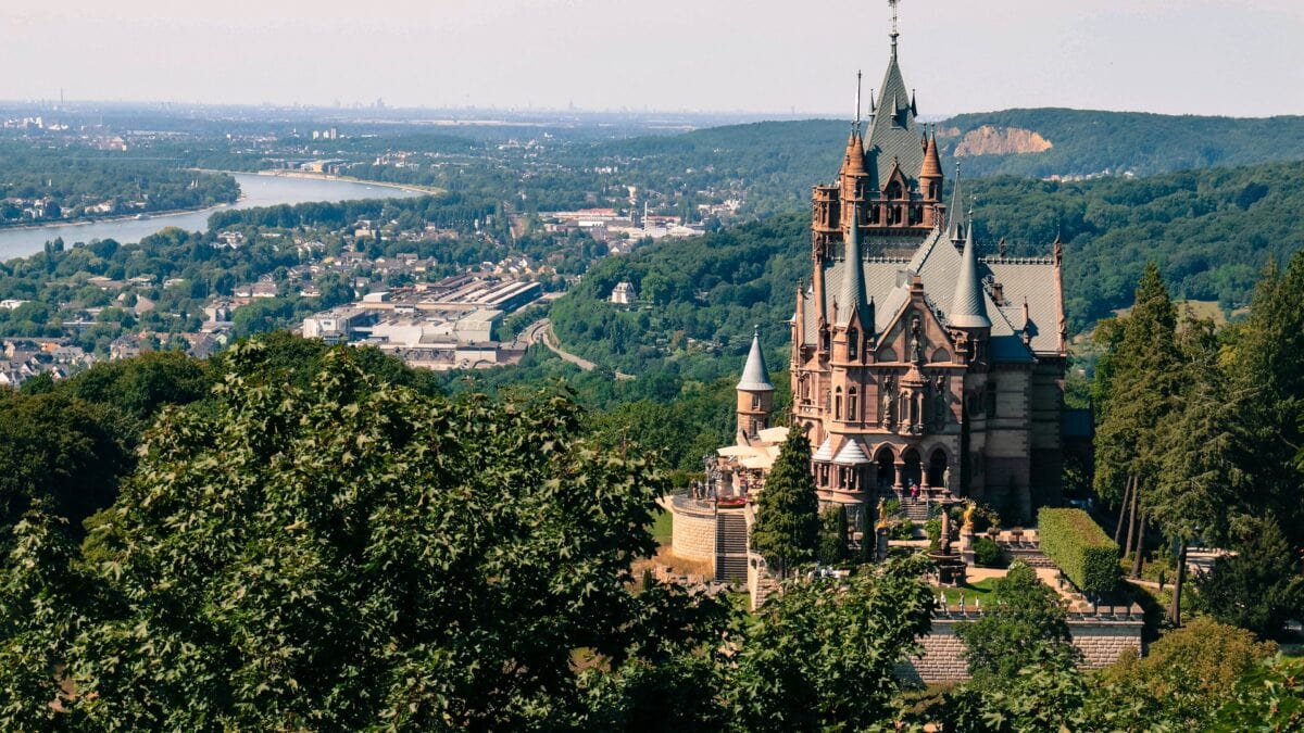 Das Schloss Drachenburg auf dem Drachenfels schwebt über dem Tal 