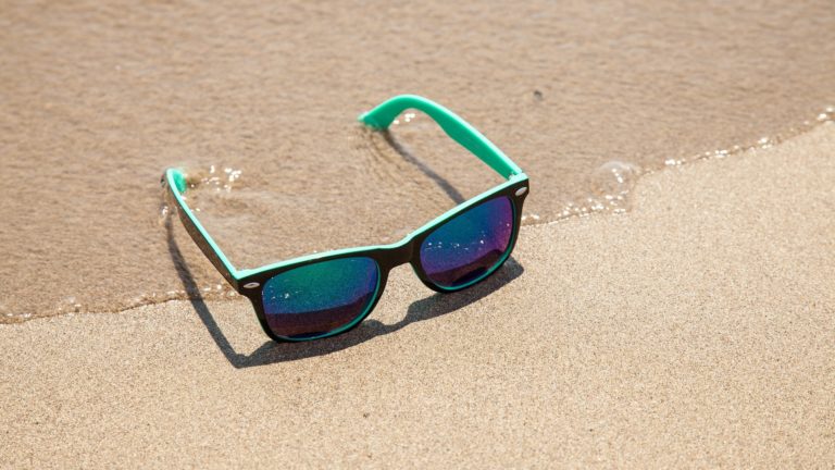 Eine Sonnenbrille ist im Urlaub natürlich nicht nur ein modisches Accessoire: Sie schützt die Augen – mit oder ohne Sehstärke.