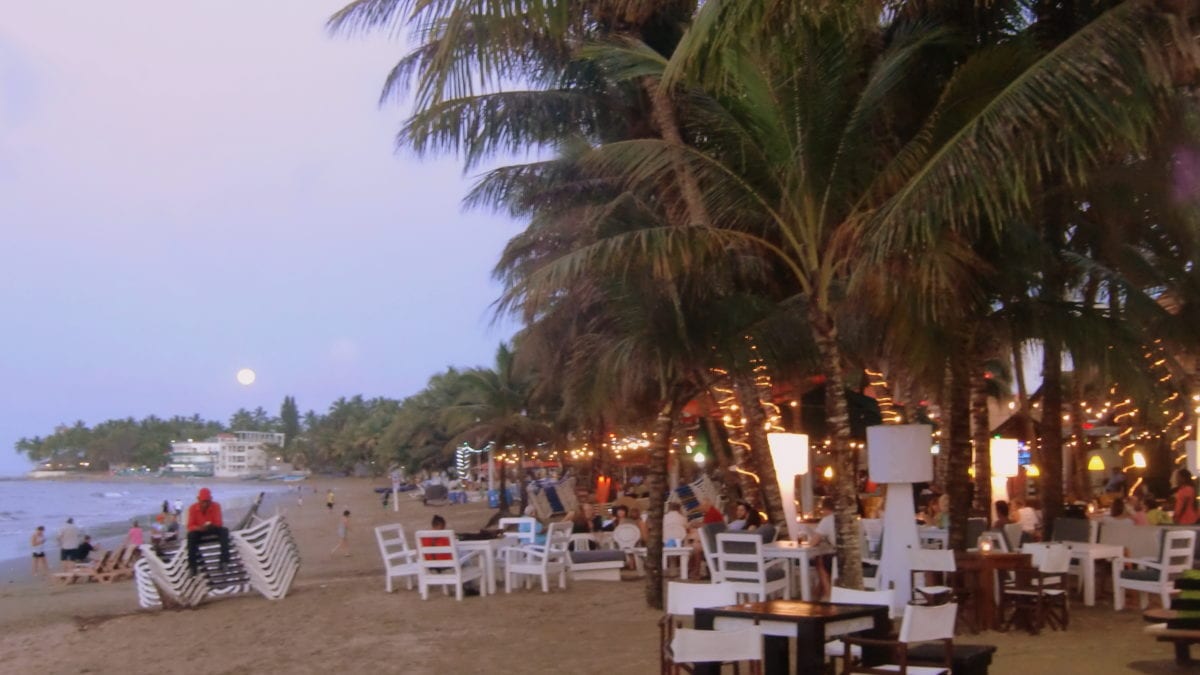 Abendstimmung bei Sonnenuntergang am Strand von Cabarete in der Dominikanischen Republik