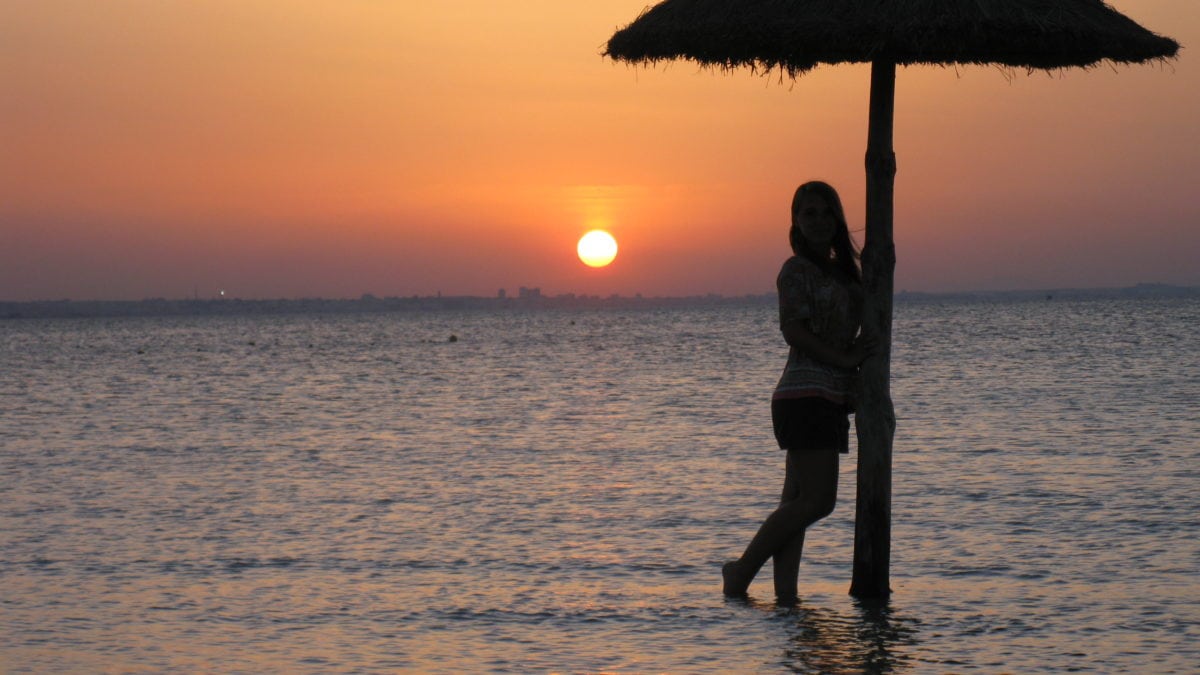 Julia im Meer bei Sonnenuntergang