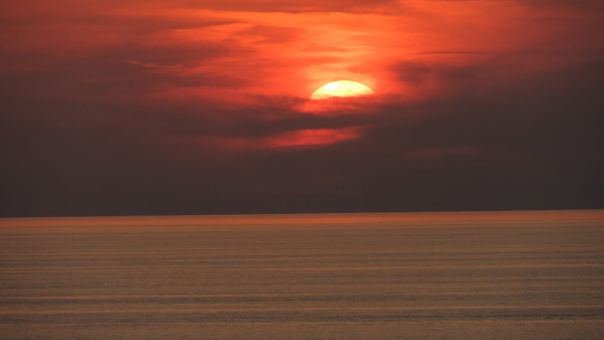 Roter Sonnenuntergang auf dem Meer