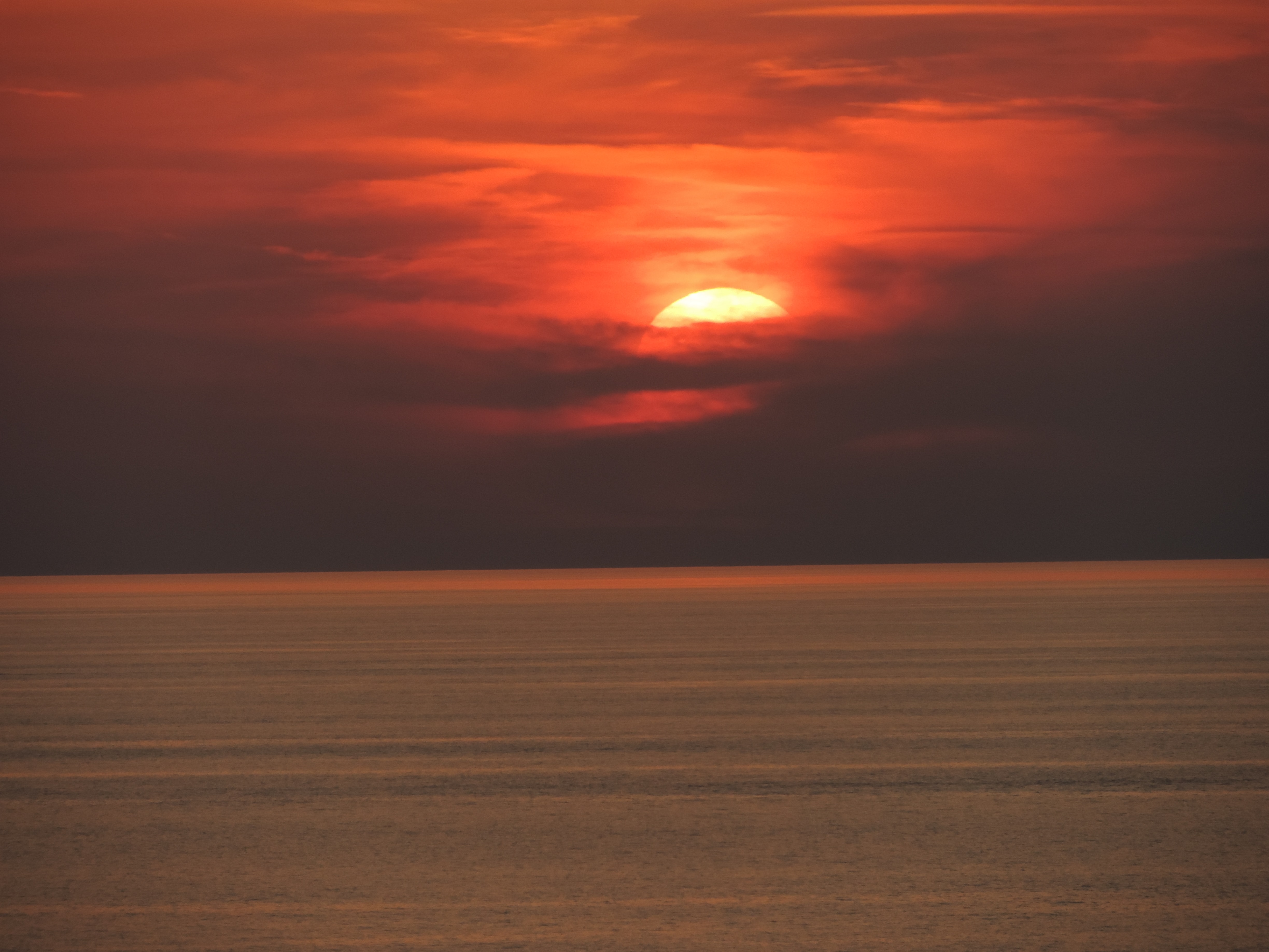 Roter Sonnenuntergang auf dem Meer