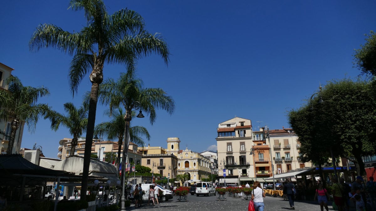 Blick über eine Straße zur Piazza Tasso im Herzen von Sorrent