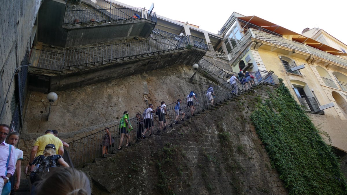 Der Aufgang über eine steile Treppe entlang der Steilküste in Sorrent