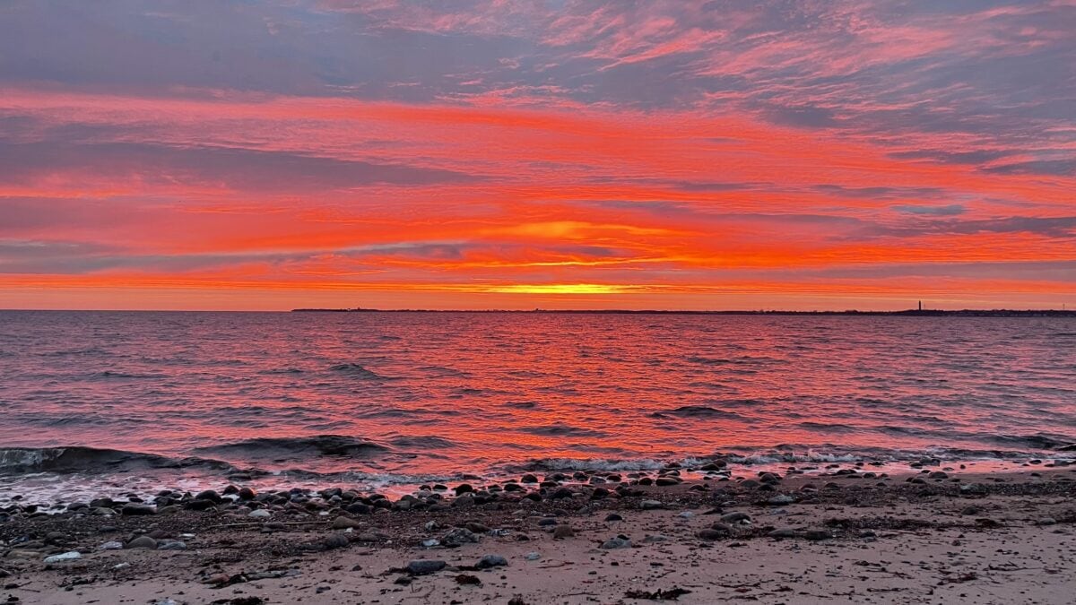 Ein blutroter Sonnenaufgang in Strande 