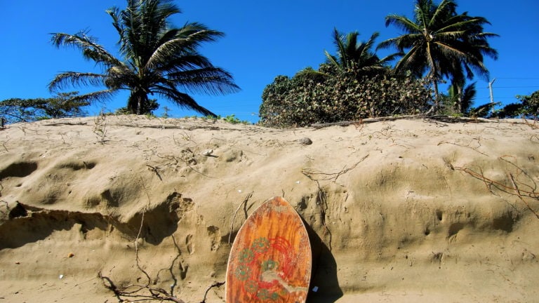 Gestrandetes Surfbrett in Cabarete in der Dominikanischen Republik