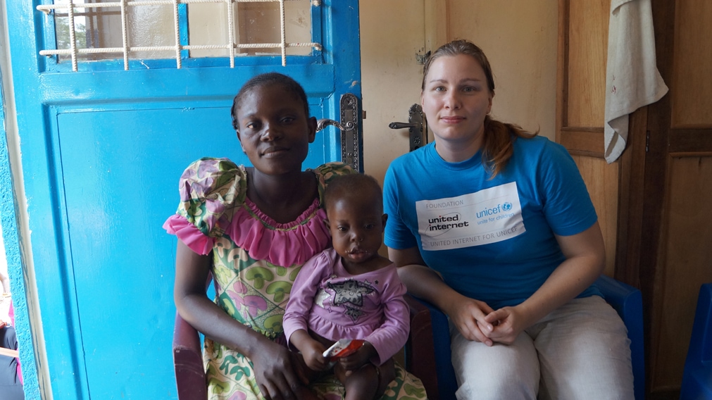 Susanne Stocker von UNICEF im Kongo mit Mutter und Tochter