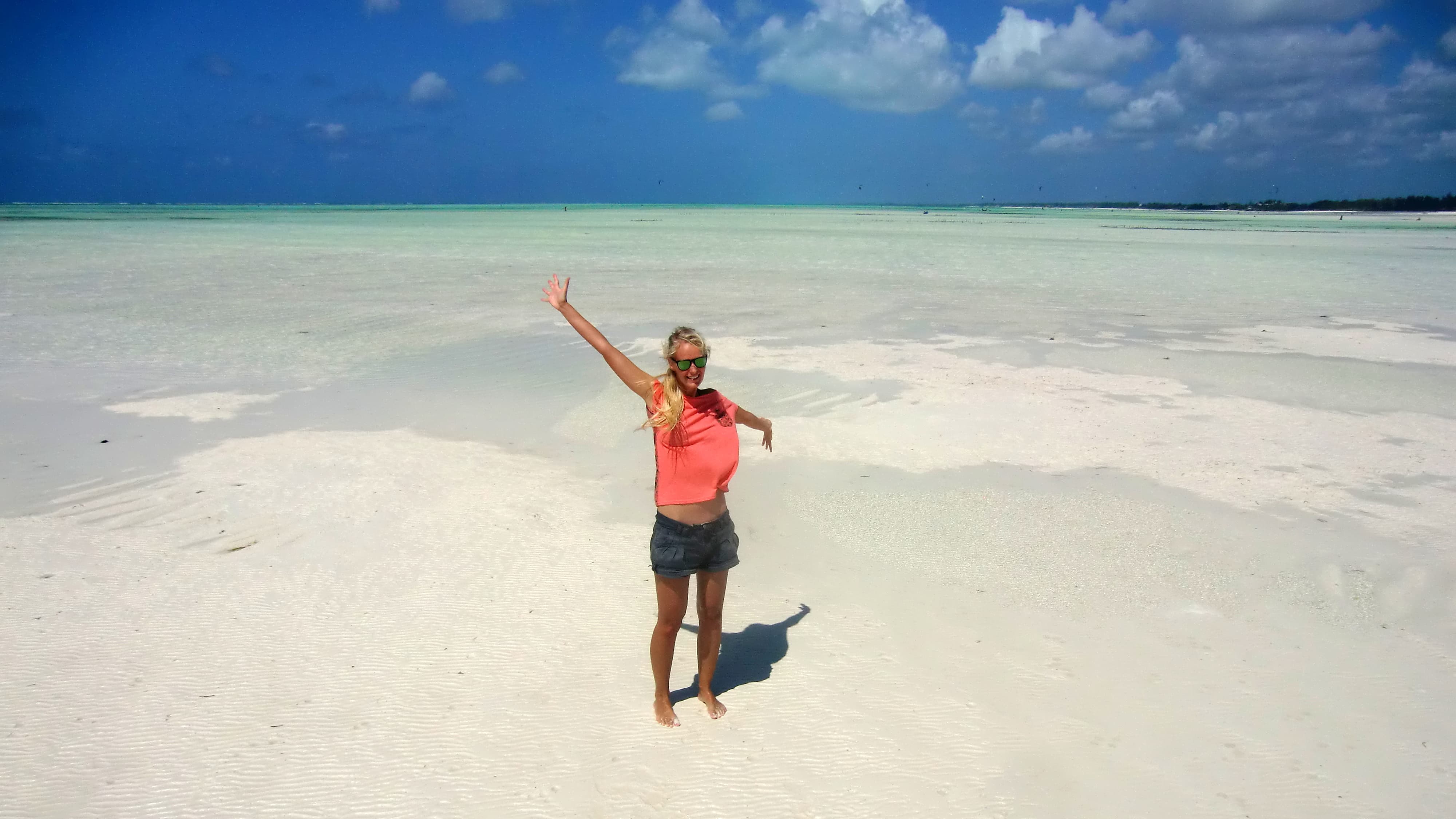 Birte am Strand von Paje in Sansibar bei Ebbe