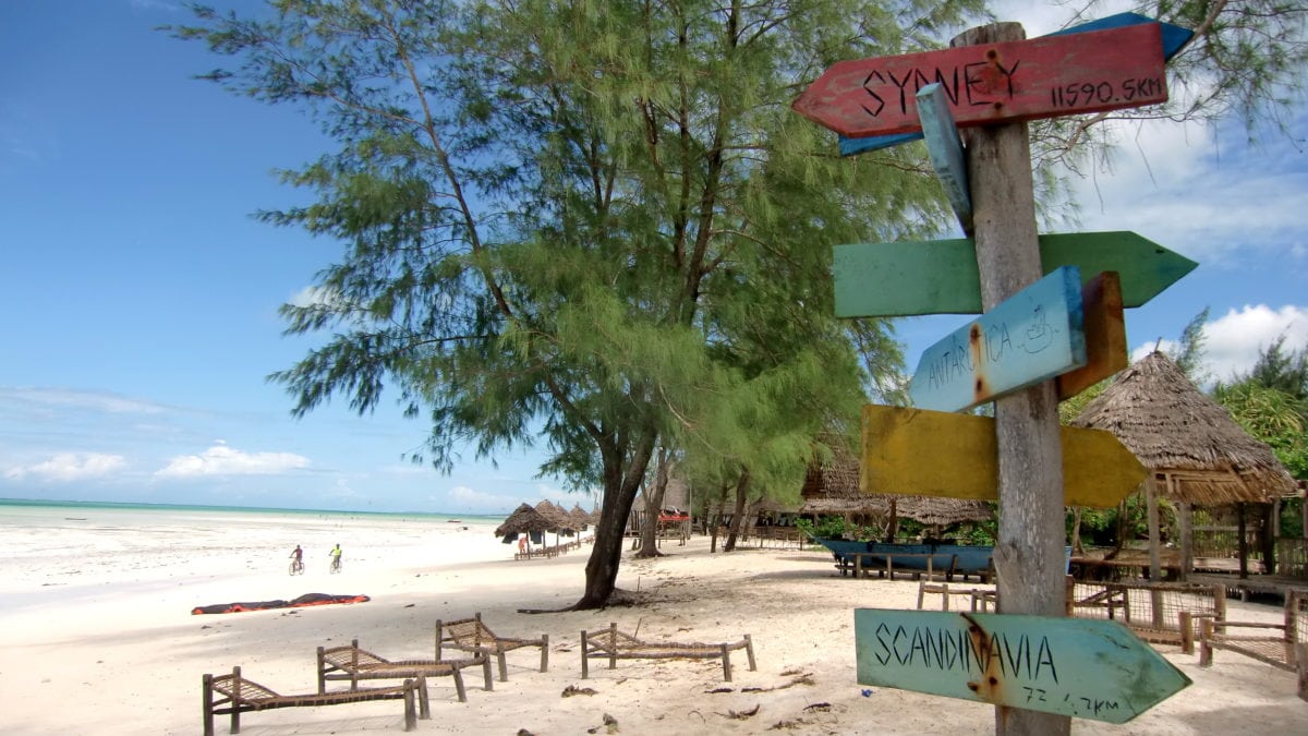 Wegweiser am Strand von Paje auf Sansibar