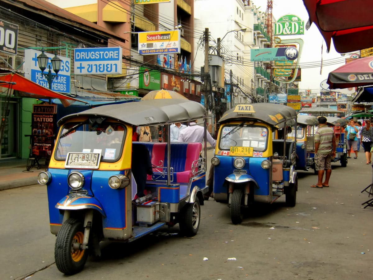 Tuk Tuks in der Khao San Road in Bangkok in Thailand