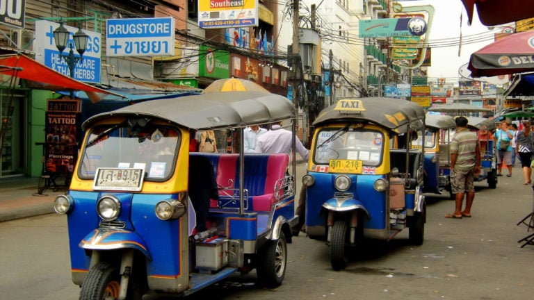 Tuk Tuks in der Khao San Road in Bangkok in Thailand