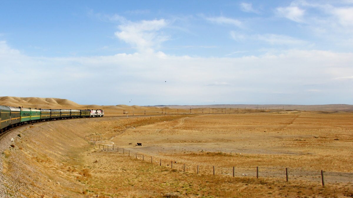 Die Transsibirische Eisenbahn fährt durch die Steppe in der Mongolei