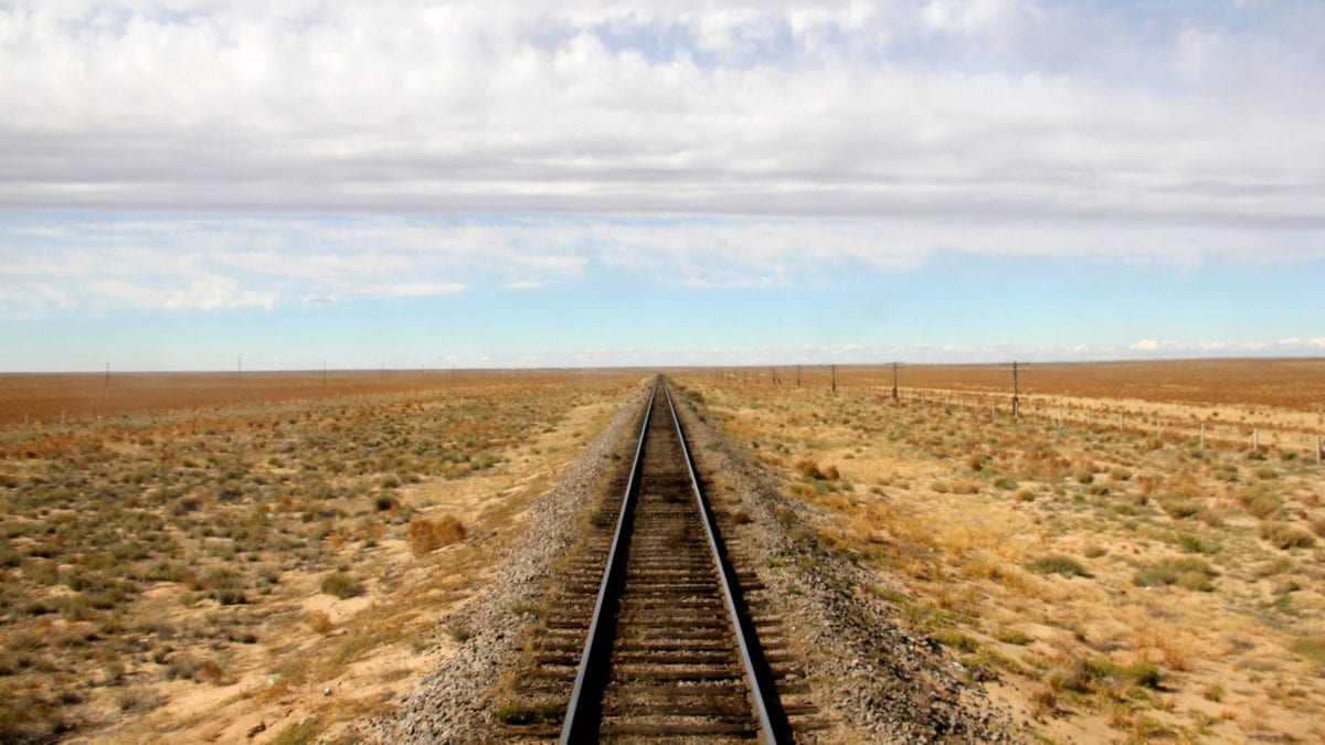 Die Strecke der Transsibirischen Eisenbahn führt durch die Steppe