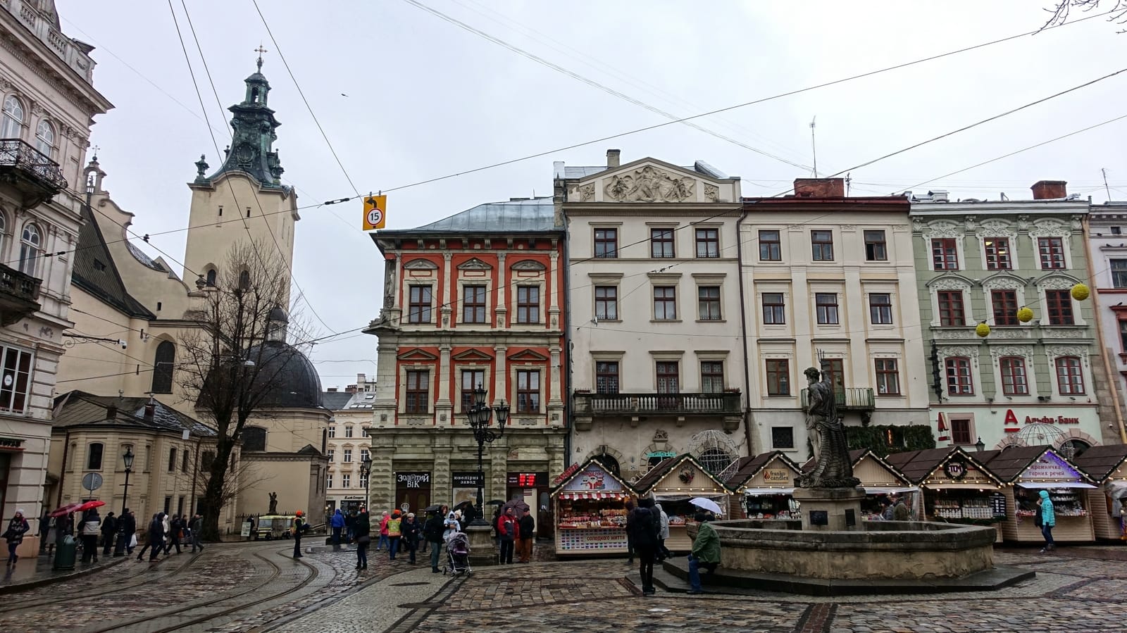 Der Marktplatz von Lviv liegt mitten in der Altstadt. Im Hintergrund ist die Lateinische Kathedrale Mariae Himmelfahrt zu erkennen.